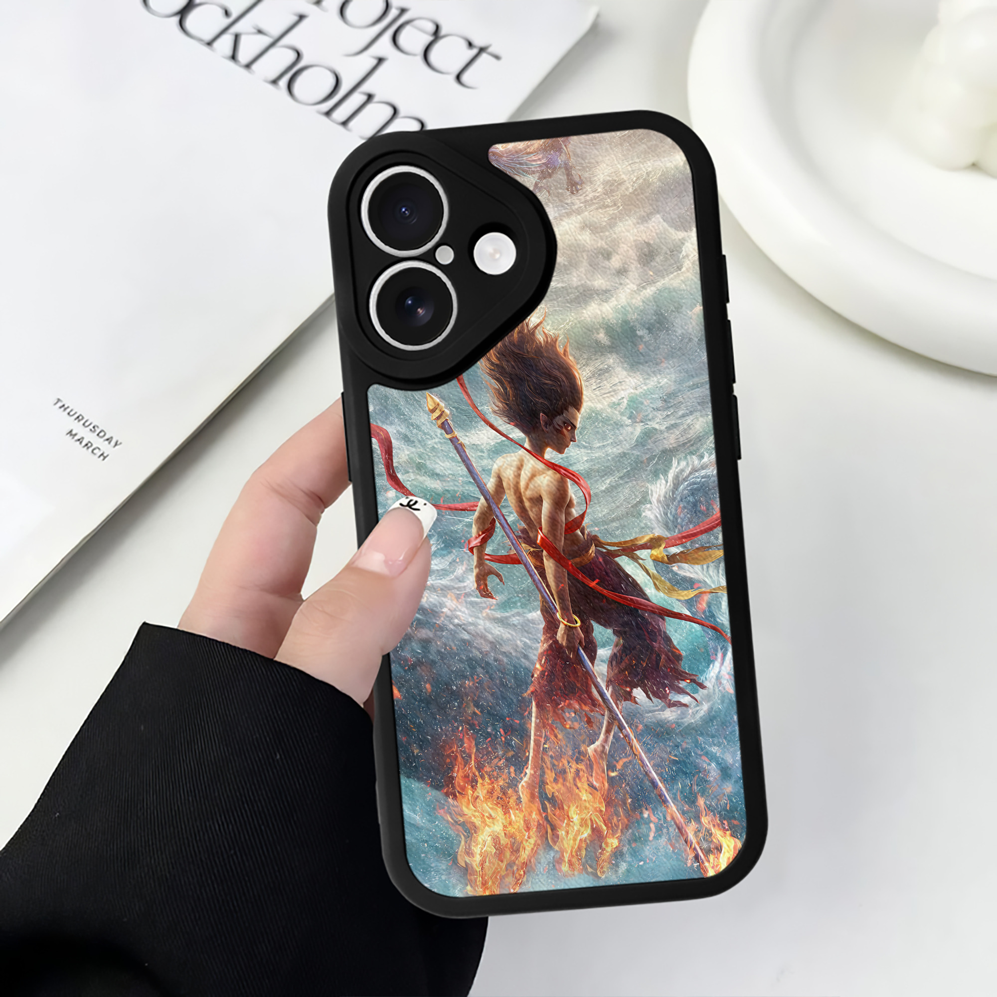 （画像用） Ne Zha 2 ナタ 魔童の大暴れ 【iPhone 16シリーズ対応】シリコンスマホケース（レザー調） 材質：シリコン